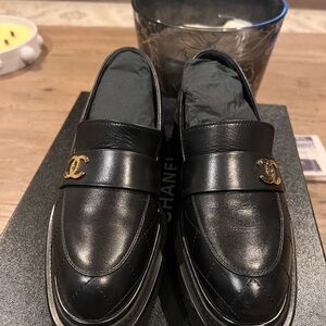 CHANEL 2023 Interlocking CC Logo Loafers
Women's Size: 7.5 | US7.5, IT37.5